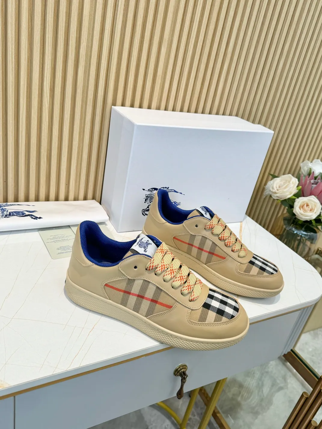 Men's men's shoes 💰560 Burberry's 2024 hot model is released. After three years, the classic plaid returns. It is versatile and decorated with worsted Burberry plaid pattern. Featuring a mesh lining and checkered laces, the rubber sole features the archive Burberry monogram. From Burberry's iconic collection, these wardrobe staples are interpreted with the brand's signature style.   ✅Fabric: classic cotton + silk cowhide ✅Lining: original board lining, silk cowhide lining for feet ✅Outsole: TPU ✅Color: apricot ✅Code number: 35-45 for men and women (35, 45 customized)